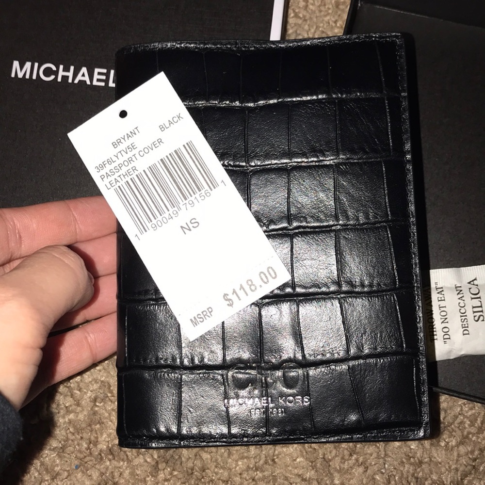 Michael kors passport case